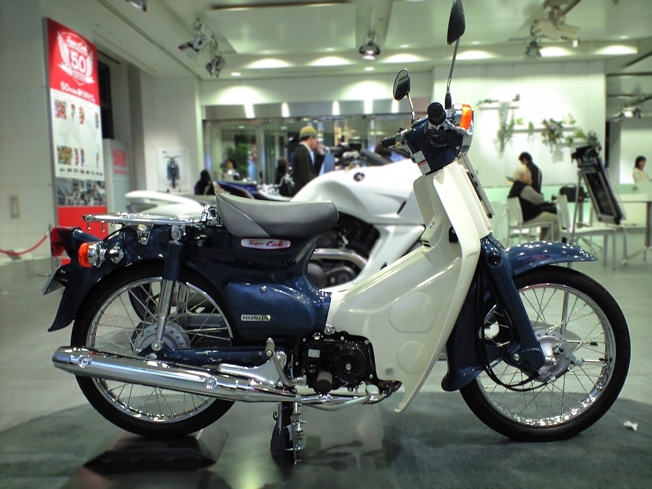 ホンダ スーパーカブ50（AA01・FI）の実車写真